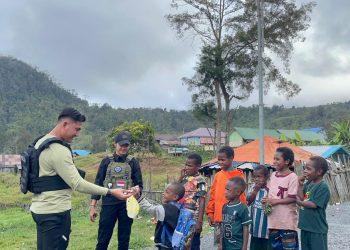 *Satgas Ops Damai Cartenz Gelar Pemeriksaan Kesehatan dan Interaksi Humanis Bersama Masyarakat Sinak*
