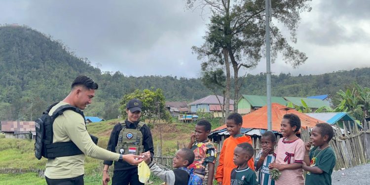 *Satgas Ops Damai Cartenz Gelar Pemeriksaan Kesehatan dan Interaksi Humanis Bersama Masyarakat Sinak*