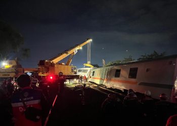 Brimob Amankan Lokasi Anjloknya Kereta Purwojaya di Bekasi