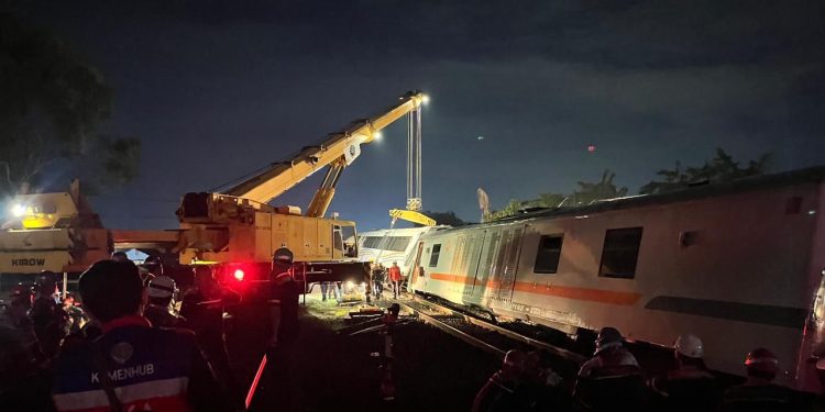 Brimob Amankan Lokasi Anjloknya Kereta Purwojaya di Bekasi