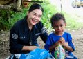 Satgas Humas Ops Damai Cartenz Berbagi Bersama Warga dan Anak-Anak di Jayapura