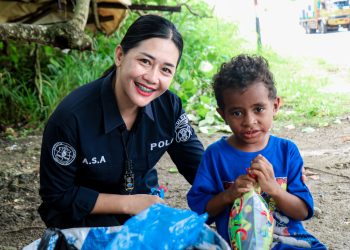 Satgas Humas Ops Damai Cartenz Berbagi Bersama Warga dan Anak-Anak di Jayapura