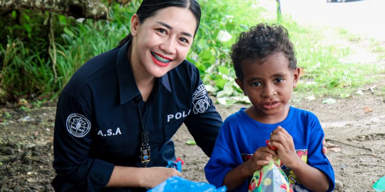 Satgas Humas Ops Damai Cartenz Berbagi Bersama Warga dan Anak-Anak di Jayapura