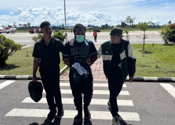 *Satgas Ops Damai Cartenz Laksanakan Tahap II (Penyerahan Tersangka & Barang Bukti) Yatien Enumbi di Kejaksaan Nabire.*