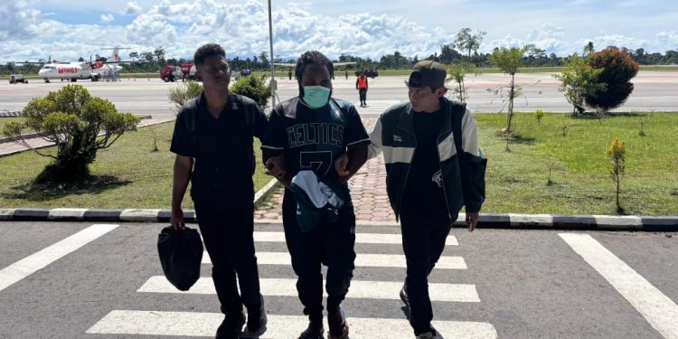 *Satgas Ops Damai Cartenz Laksanakan Tahap II (Penyerahan Tersangka & Barang Bukti) Yatien Enumbi di Kejaksaan Nabire.*