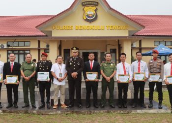 Polres Bengkulu Tengah Terima Penghargaan dari  BKSDA dan Dinas Lingkungan Hidup dan Kehutanan