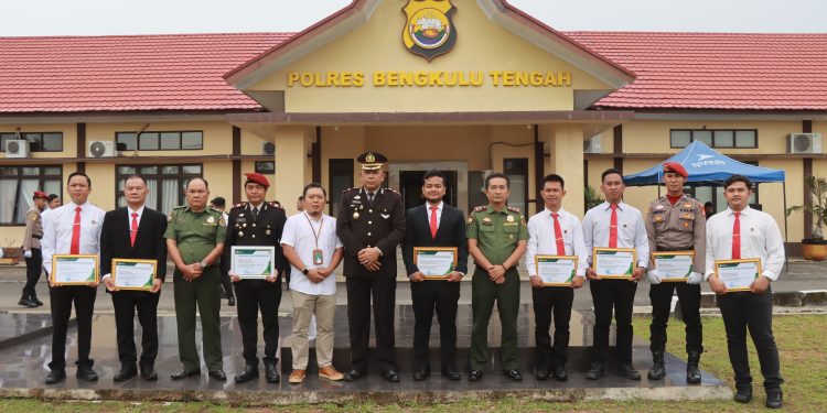 Polres Bengkulu Tengah Terima Penghargaan dari  BKSDA dan Dinas Lingkungan Hidup dan Kehutanan