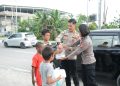 Satgas Ops Damai Cartenz Tanamkan Nilai Kepedulian Lewat Aksi Berbagi di Jalanan Timika