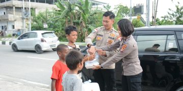 Satgas Ops Damai Cartenz Tanamkan Nilai Kepedulian Lewat Aksi Berbagi di Jalanan Timika