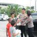 Satgas Ops Damai Cartenz Tanamkan Nilai Kepedulian Lewat Aksi Berbagi di Jalanan Timika