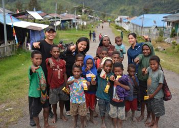 *Membangun Kedekatan, Personel Satgas Ops Damai Cartenz Berbagi Kebersamaan dengan Masyarakat Sinak