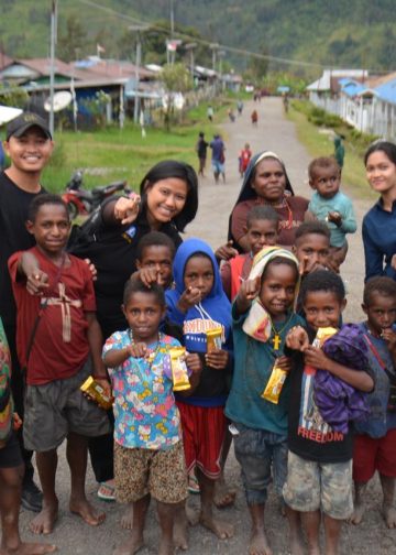 *Membangun Kedekatan, Personel Satgas Ops Damai Cartenz Berbagi Kebersamaan dengan Masyarakat Sinak