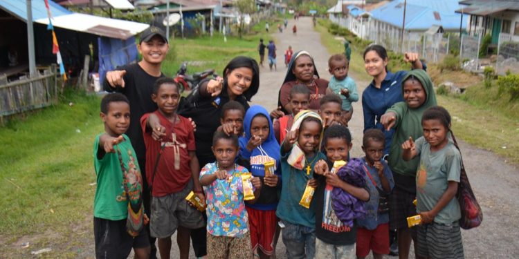 *Membangun Kedekatan, Personel Satgas Ops Damai Cartenz Berbagi Kebersamaan dengan Masyarakat Sinak