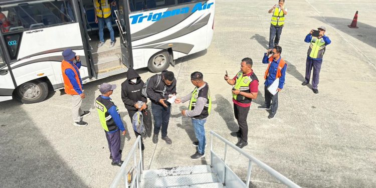 Satgas Damai Cartenz dan Polres Yahukimo Serahkan Tersangka Kasus Penyerangan Nakes dan Guru ke Kejaksaan Jayawijaya