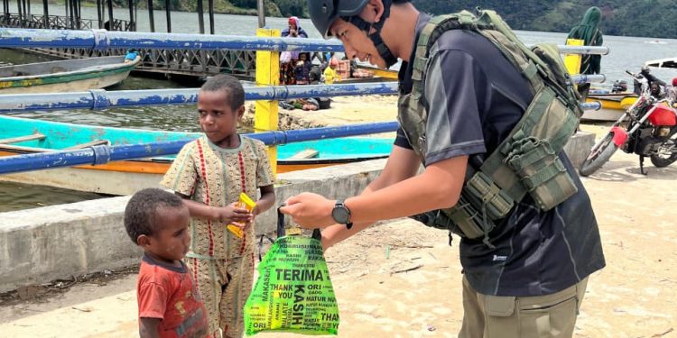 Sentuhan Humanis Personel Satgas Ops Damai Cartenz Bersama Masyarakat dan Anak-Anak di Paniai