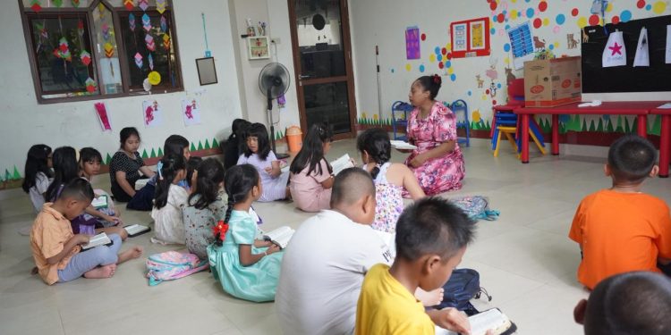 Sentuhan Kasih Satgas Humas Damai Cartenz untuk Anak Sekolah Minggu GKI Alfa Omega Kotaraja