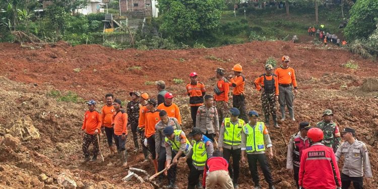 Polri Kerahkan 155 Personel, 4 Anjing Pelacak, dan Perkuat Operasi SAR Longsor Cibeunying 21 Warga Tertimbun*