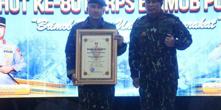 Kapolda Bengkulu Terima Gelar Warga Kehormatan Brimob pada Syukuran HUT Brimob ke-80