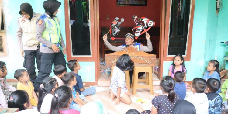 Polri Laksanakan Baksos, Layanan Kesehatan, dan Trauma Healing di Lokasi Bencana Tanah Bergerak Desa Maribaya*