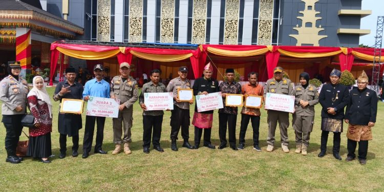 Bhabinkamtibmas Polsek Talang Empat Dampingi Desa Taba Pasmah Terima Hadiah Lomba Satkamling Provinsi Bengkulu