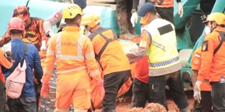 Satbrimob Polda Jateng Temukan Dua Korban Meninggal Dunia dalam Operasi SAR Longsor Majenang