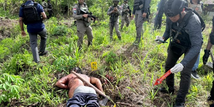 Respon Cepat Penemuan Mayat Pekerja Bangunan di Yahukimo, Satgas Ops Damai Cartenz dan Polres Yahukimo Lakukan Evakuasi*