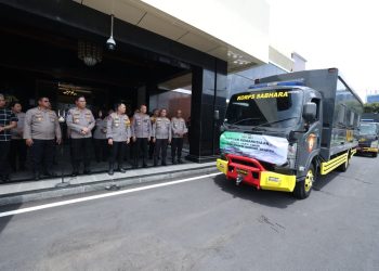 *Polda Jatim Berangkatkan Bantuan Kemanusiaan untuk Warga Terdampak Erupsi Semeru*