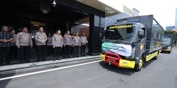 *Polda Jatim Berangkatkan Bantuan Kemanusiaan untuk Warga Terdampak Erupsi Semeru*