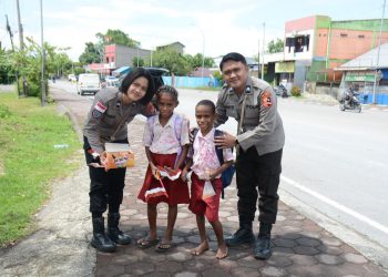 Sambut Bulan Kasih, Satgas Damai Cartenz Tebar Kepedulian Lewat Pembagian Sembako