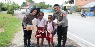 Sambut Bulan Kasih, Satgas Damai Cartenz Tebar Kepedulian Lewat Pembagian Sembako