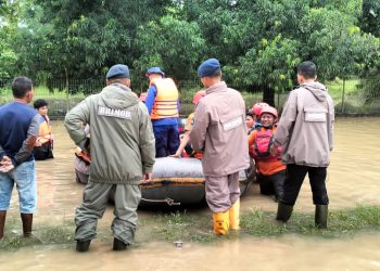 *Brimob Polda Aceh Bantu Evakuasi Masyarakat dari Lokasi Banjir*