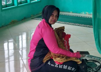 Penuh Haru dan Simpatik, Bhayangkari Cabang Tapsel Menyusui Bayi yang Terpisah dari Ibunya di Posko Longsor Marsada