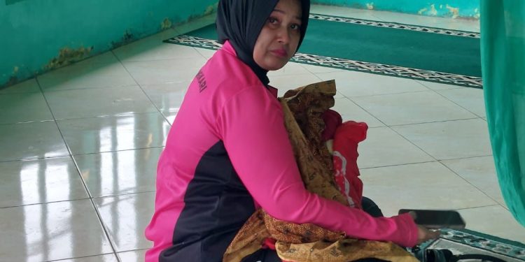 Penuh Haru dan Simpatik, Bhayangkari Cabang Tapsel Menyusui Bayi yang Terpisah dari Ibunya di Posko Longsor Marsada
