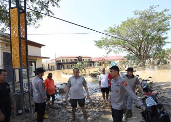 Kapolda Aceh “Menerobos” Lumpur dan Banjir tiba di Tamiang, pastikan penanganan banjir berjalan cepat dan terkoordinasi.
