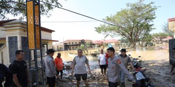 Kapolda Aceh “Menerobos” Lumpur dan Banjir tiba di Tamiang, pastikan penanganan banjir berjalan cepat dan terkoordinasi.