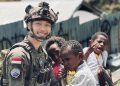 Personel Satgas Ops Damai Cartenz Sektor Intan Jaya Laksanakan Pengobatan dan Bagikan Susu untuk Anak-Anak Papua