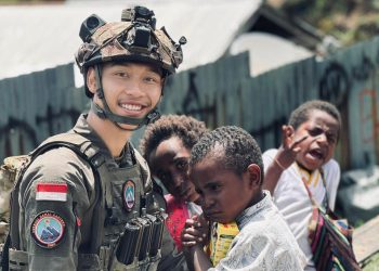 Personel Satgas Ops Damai Cartenz Sektor Intan Jaya Laksanakan Pengobatan dan Bagikan Susu untuk Anak-Anak Papua