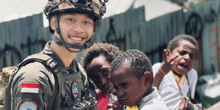 Personel Satgas Ops Damai Cartenz Sektor Intan Jaya Laksanakan Pengobatan dan Bagikan Susu untuk Anak-Anak Papua