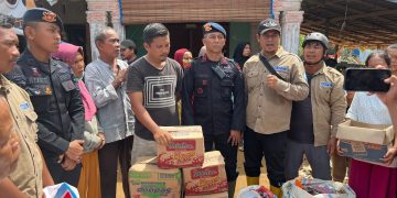 Brimob Polda Sumut Bersama Relawan Mapel Indonesia Salurkan Bantuan Sembako untuk Warga Terdampak Bencana di Sibolga–Tapteng