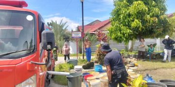 Polri dan BPBD Kota Padang Salurkan Air Bersih ke Lokasi Terdampak, Pastikan Kebutuhan Warga Terpenuhi