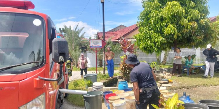 Polri dan BPBD Kota Padang Salurkan Air Bersih ke Lokasi Terdampak, Pastikan Kebutuhan Warga Terpenuhi