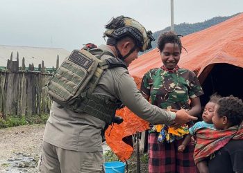 Personel Ops Damai Cartenz Sektor Sinak Beri Mi Instan dan Makanan Ringan Saat Warga Membersihkan Gereja Gingga Baru