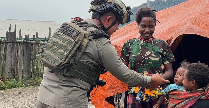 Personel Ops Damai Cartenz Sektor Sinak Beri Mi Instan dan Makanan Ringan Saat Warga Membersihkan Gereja Gingga Baru