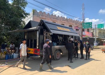*Polri Salurkan Air Bersih dan Bagikan Masker untuk Warga Terdampak Banjir di Nagan Raya