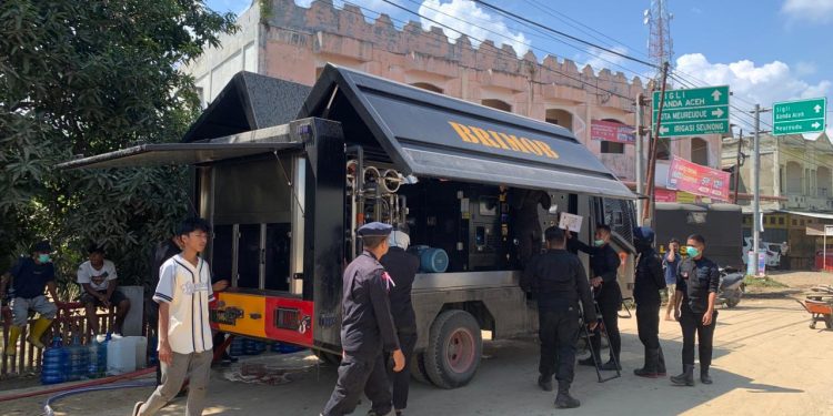 *Polri Salurkan Air Bersih dan Bagikan Masker untuk Warga Terdampak Banjir di Nagan Raya
