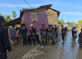 Bahu Membahu, Brimob Pindahkan Rumah Terseret Banjir yang Melintang di Jalan Nasional Tamiang–Langsa