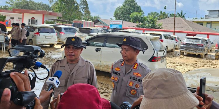 Kapolres Aceh Tamiang Cek Mobil Terdampak Banjir, Bantah Isu Mayat di Dalam Kendaraan