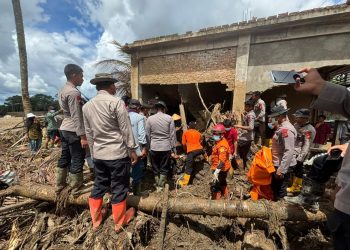 Tugas Kemanusiaan Berlanjut: Tim Brimob Polda Riau Evakuasi Jenazah Korban Bencana di Kecamatan Palembayan*