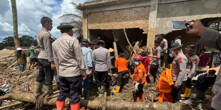 Tugas Kemanusiaan Berlanjut: Tim Brimob Polda Riau Evakuasi Jenazah Korban Bencana di Kecamatan Palembayan*
