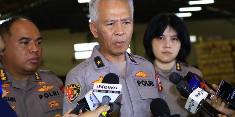 Slog Polri Percepat Distribusi Bantuan ke Tiga Provinsi Terdampak Bencana Melalui Jalur Udara dan Laut